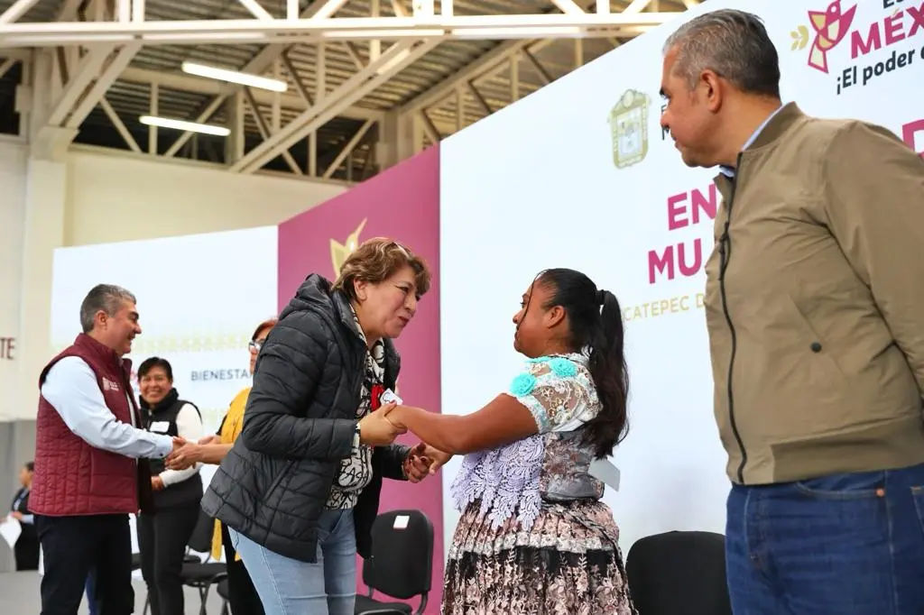 Entrega de tarjetas Mujeres con Bienestar en Ecatepec