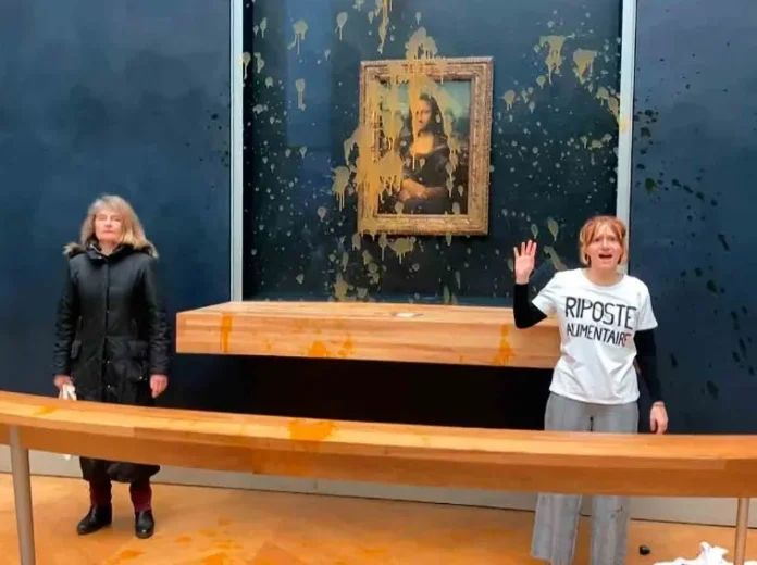 Lanzan sopa a la Mona Lisa en el Museo del Louvre en París