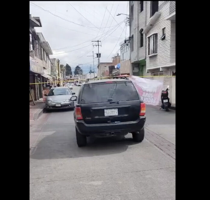 Video: Una camioneta ignora la valla de seguridad en una primaria de San Mateo Atenco