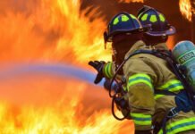 Se incendia otro predio con materiales reciclables en Santo Tomás Chiconautla 2 Bomberos apagando un incendio