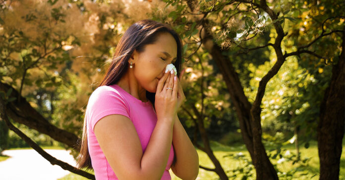 Alergia Nasal - Rinitis - Persona Estornudando