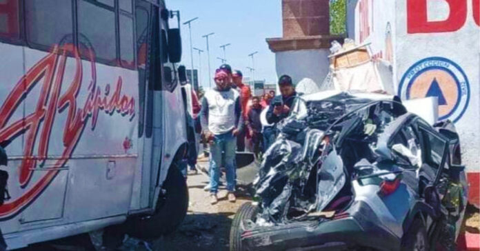 Abril: Autobús impacta camioneta en Jilotepec