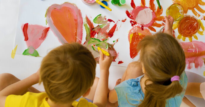 Arte infantil - Niños interesados en el arte