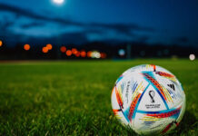 México, rumbo al Mundial 2026: una inversión que transformará infraestructura y turismo Balón de fútbol en una cancha durante la noche