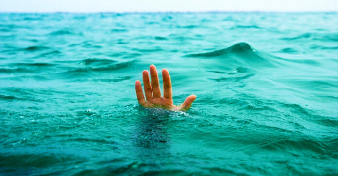 Persona ahogandose - Mano en el agua