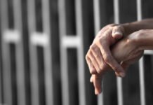 Denuncian control de negocios y extorsiones en penales de Puebla. Persona arrestada en la cárcel