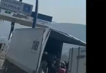 Vuelca tráiler frente al Aeropuerto de Toluca y reportan presuntos actos de robo sobre Boulevard Aeropuerto Rapiña en accidente de trailer