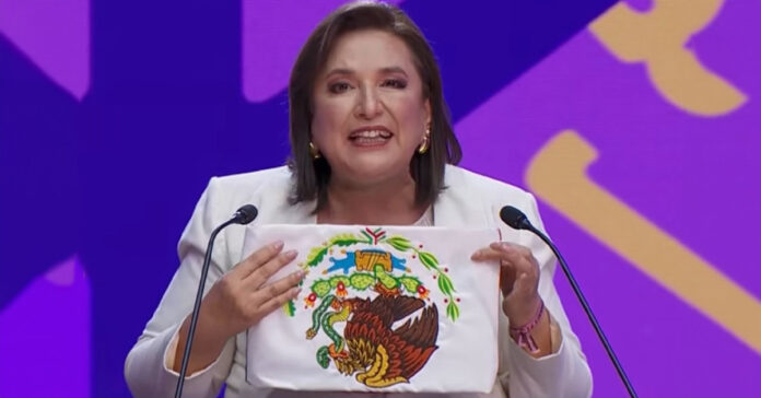 Xóchitl Gálvez Ruiz con la bandera de México al revés en el primer debate presidencial