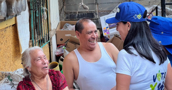 Lía Limón con vecinos de Álvaro Obregón