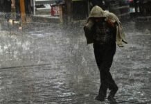 Joven muere tras ser alcanzado por un rayo mientras caminaba bajo la lluvia en Villa Victoria Persona bajo las fuertes lluvias