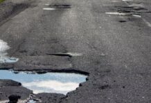 Crecen los baches en Toluca: vecinos alertan daños, choques y riesgo estructural baches en calles