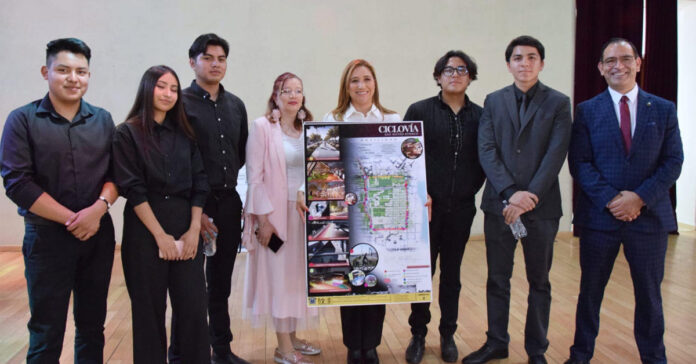 Ana Muñiz con estudiantes de la FAD UAEM