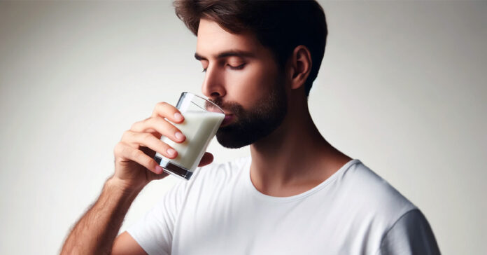 Hombre adulto bebiendo leche