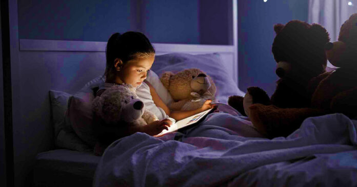 Niña acostada en la cama antes de dormir