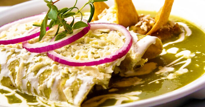 Enchiladas verdes con cebolla