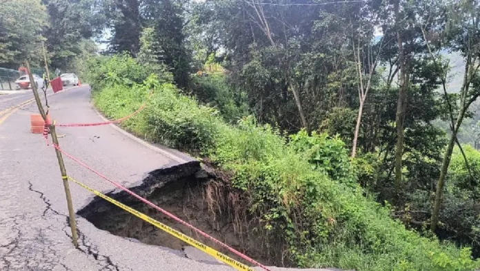 Socavón en la Carretera Toluca-Ciudad Altamirano, Temascaltepec