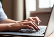 Edomex acelera reforma para digitalizar los trámites antes de 2026 computadora-trámites online-persona escribiendo