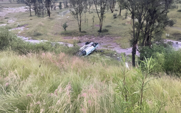 Accidente-taxi cae al barranco