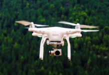 Operativo con drones en Metepec culmina con la captura de dos implicados en robos y extorsiones extranjeros Dron volando por el bosque