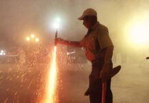 Explosión de pirotecnia en Ixtapaluca eleva a 19 los casos en Edomex durante 2026 Señor lanzando pirotecnia