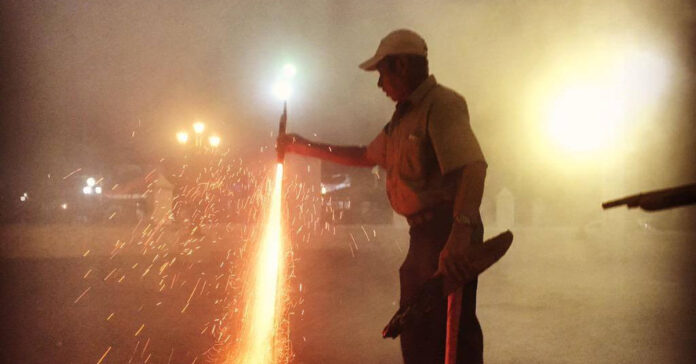 Señor lanzando pirotecnia