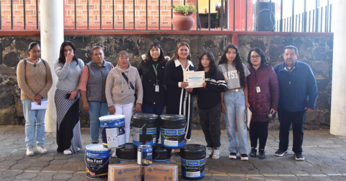 Entrega de pintura en escuela de Jocotitlán