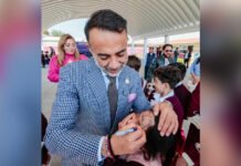Fernando Flores Fernández El alcalde de Metepec, ingreso a club deportivo con escoltas armado Fernando Flores firmando la frente de una niña - Metepec