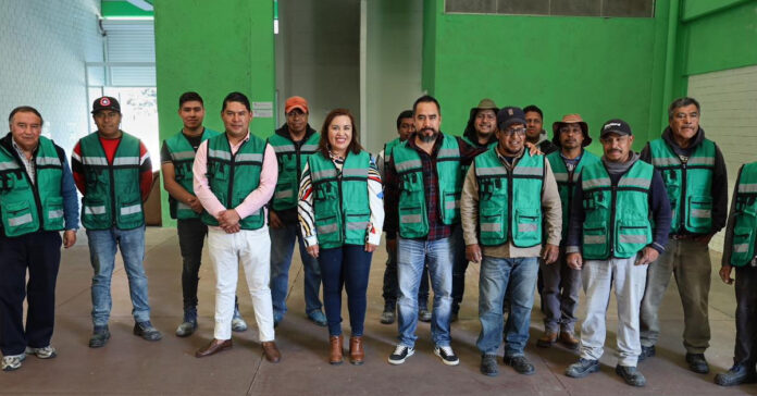 Nancy Valdes con personal de obras públicas de Ocoyoacac