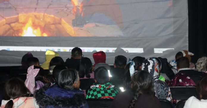 Niños en función de cine al aire libre