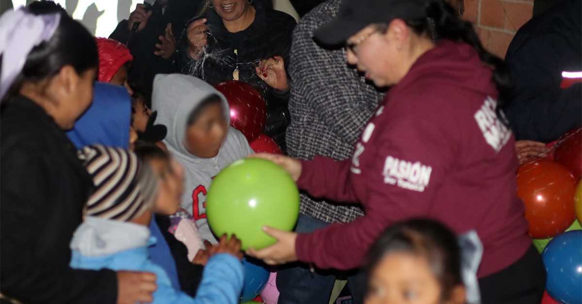 Yazmin Nájera entregando regalos