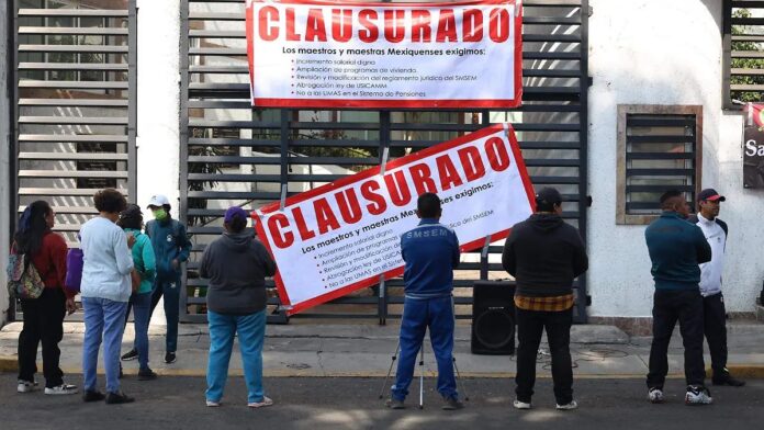 Sindicato de Maestros-Clausura-Mejores condiciones