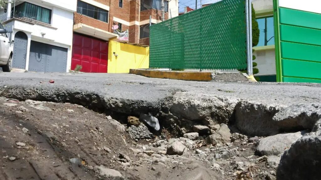 Abertura en el pavimento-Colonia Sánchez