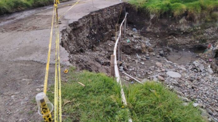 Carretera- Tecaxic-Santa María Nativitas-Riesgo de colapso por deslave