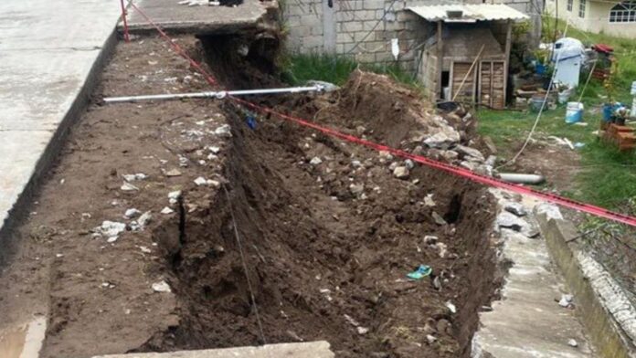 Desgajamiento de calle en Toluca por exceso de humedad