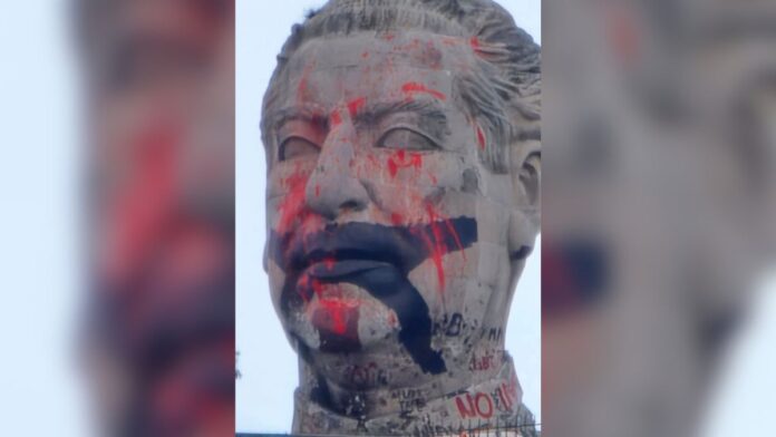 Vandalizan monumento Adolfo López Mateos-CU-UAEMéx