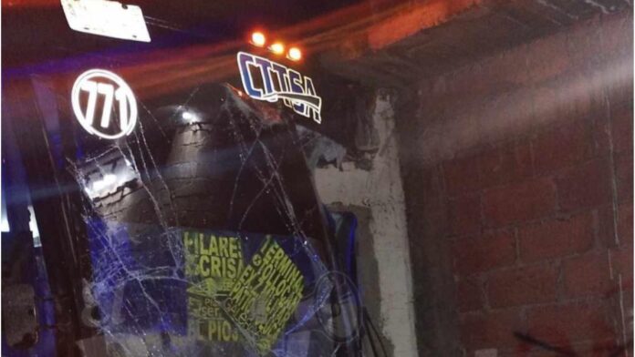trasnporte público-choca-Edomex Imagen obtenida de "El parlante" FB