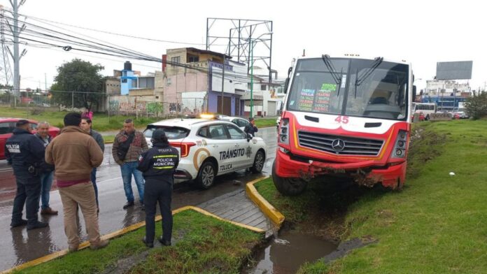 Autobús derrapa-Av.Las Torres-Toluca