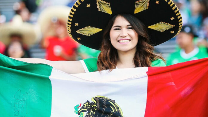 Mujer con bandera mexicana