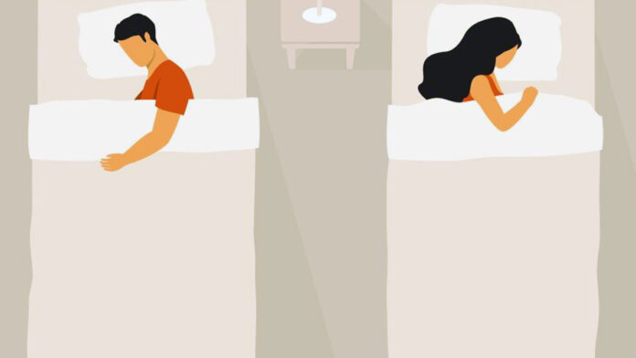 Pareja durmiendo en camas separadas - Divorcio