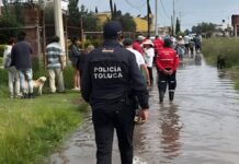 Aguas negras tras inundaciones ponen en riesgo la salud de familias en el Edomex Policías atienden inundaciones-Toluca