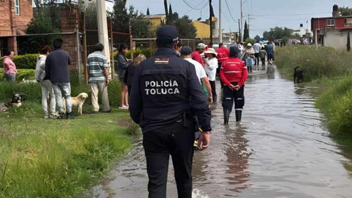 Policías atienden inundaciones-Toluca