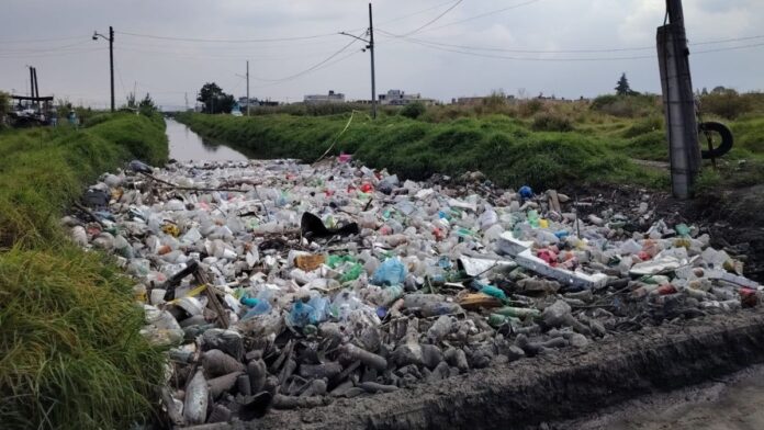 Canal Totoltepec-basura y con riesgo de desbordamiento