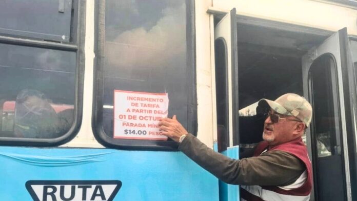 Inspectores de Movilidad retiran calcomanías en autobuses de Toluca