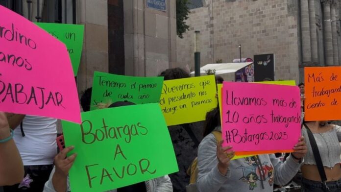 Protesta-Botargas y Artistas urbanos-Exigen espacio-Feria del Alfeñique-Toluca Protesta-Botargas y Artistas urbanos-Exigen espacio-Feria del Alfeñique-Toluca