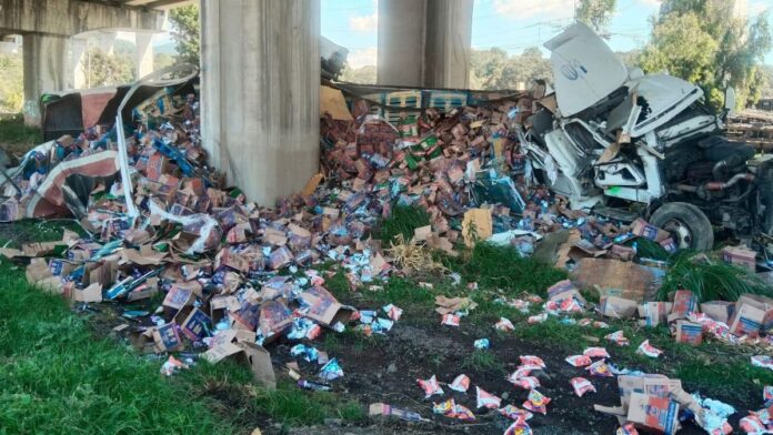 Tráiler cargado de detergente volcó- Autopista México-Toluca