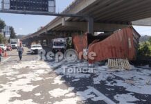 Volcadura en la autopista México–Toluca deja caos vial y atención de emergencias Volcadura Trailer- Autopista México–Toluca. Imagen obtenida de: Reporte Valle de Toluca.