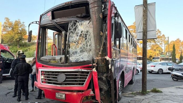 Accidente-Transporte público-Impacta contra poste-Toluca. Imagen obtenida de: Reporte Valle de Toluca.