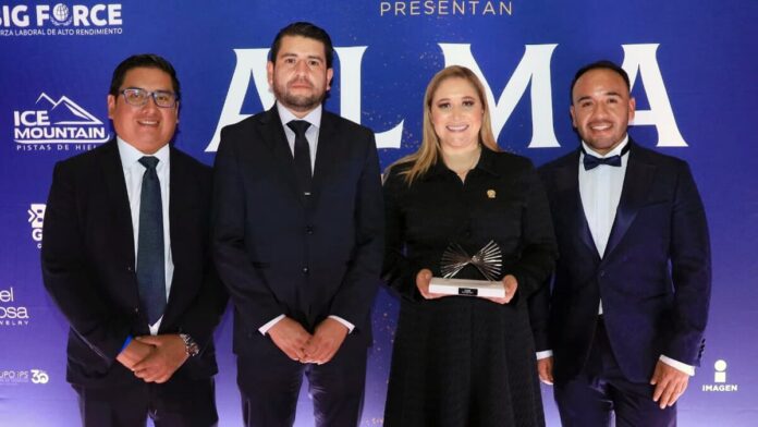 Ana Muñiz recibiendo el premio ALMA 2025 Ana Muñiz recibiendo el premio ALMA 2025