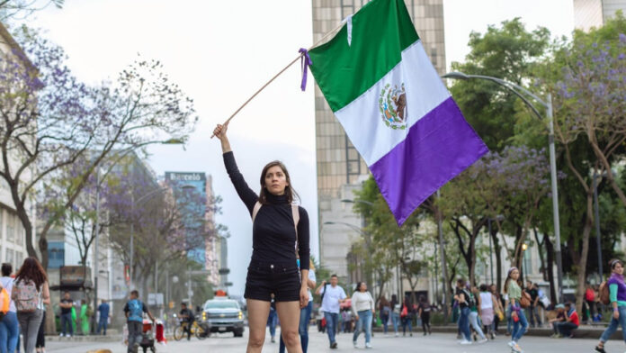 Bandera de México versión feminista