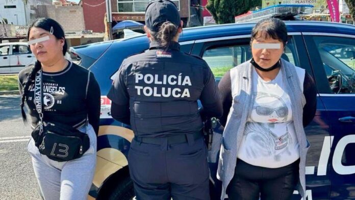 Detienen a dos mujeres- robo de un celular-Toluca Detienen a dos mujeres- robo de un celular-Toluca